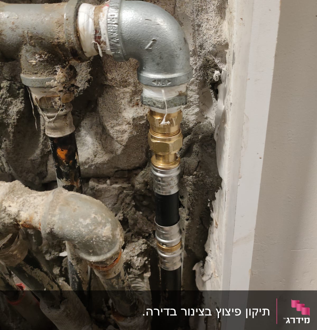 צינורות מתכת וחיבורים במערכת אינסטלציה בקיר